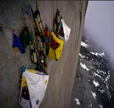 وضعیت خطرناک کوهنوردان در حال استراحت !