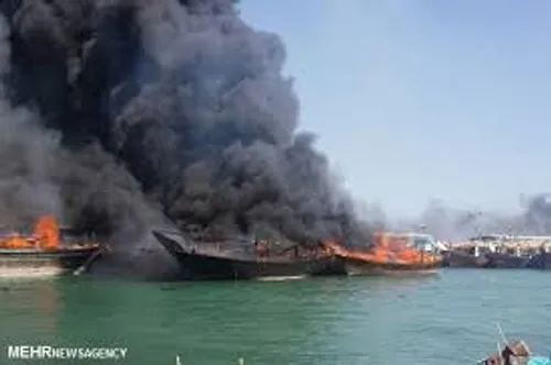 آتش گرفتن 6 لنج در اسکله بندر دیر بوشهر