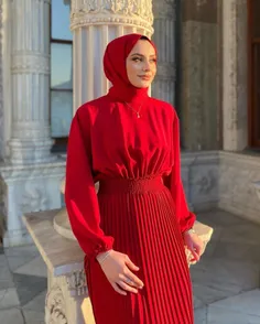 شهین خانم به جای لباس سفید، لباس قرمز در روز عروسی اش پوش