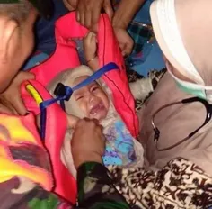 بعد از سه روز سقوط هواپیما اندونزی طفلی رو بر روی آب با ج