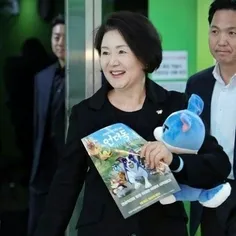 ایشون بانوی اول کره جنوبی هستن "همسر رئیس جمهور" که سال 2