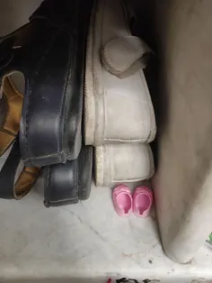 این تصویر از کفشداری حرم امام رضا جان است 😍😍 کفش‌های عروس