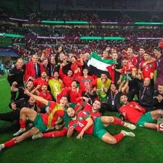 عکس دسته‌جمعی بازیکنان تیم ملی مراکش با پرچم فلسطین بعد ا