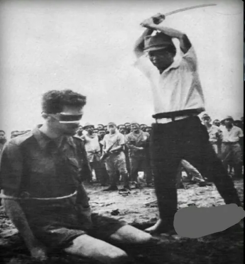 یک سرباز ژاپنی با شمشیر در حال قطع کردن سر یک اسیر استرال