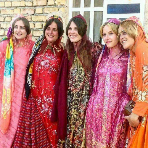 گردشگران فرانسوی در فیروزآباد فارس با لباسهای زیبای قشقای