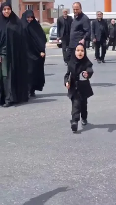 📌 وقتی فرزند #شهید_امنیت برای دیدن رئیس‌جمهور می‌دود؛ اما