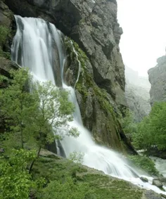 #ایرانگردی، آبشار آب سفید، آبشاری از دل صخره‌های الیگودرز