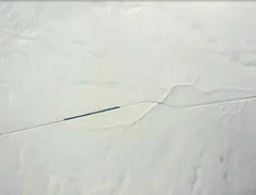 عکس هوایی از یک قطار در حال حرکت در میان برف ها....(قزاقس