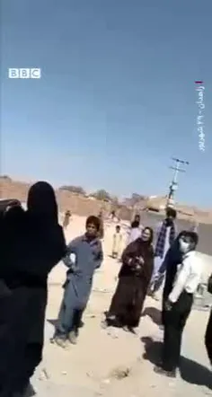 دو سرکوبگر‌ زن نیروی انتظامی زنی که خانه اش در حال خراب ش