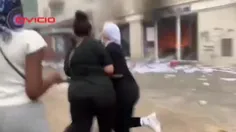 💥در فرانسه پلیس با حمله به یک زن مسلمان حجاب را از سر او 