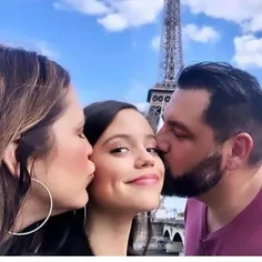 بوس کردن مامان و بابای جنا در پاریس