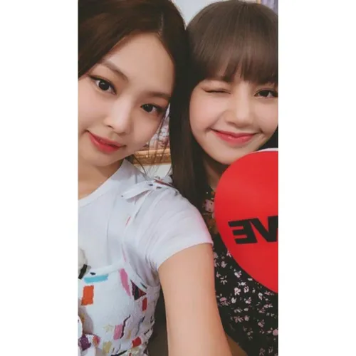 Jennie x Lisa 🌙 jennie lisa