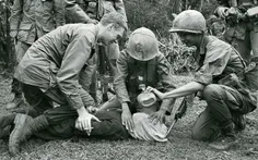 دو سرباز آمریکایی به همراه یک سرباز ویتنام جنوبی در حال ش