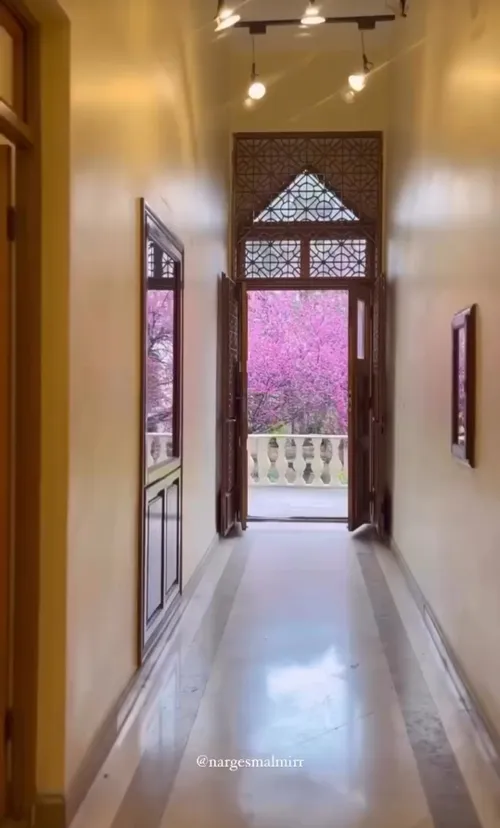 نمایی زیبا از داخل خانه ای قدیمی و حیاط پر از شکوفه اش ..