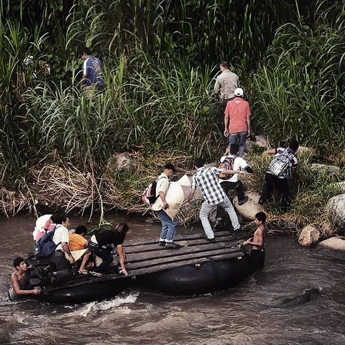 Central American immigrants hide in the bush on the Mexic