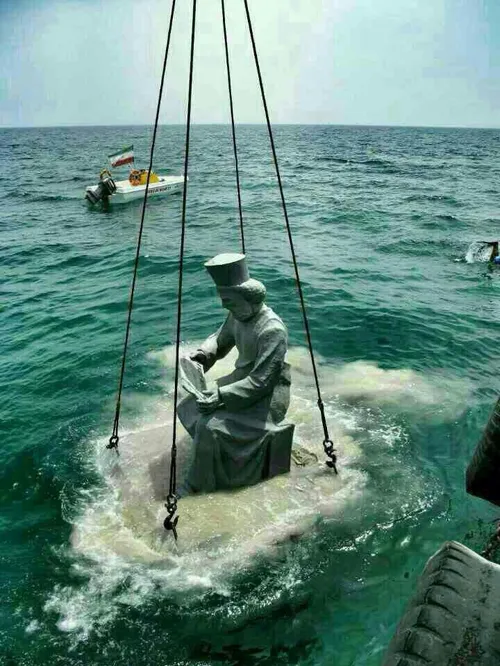 اینم مجسمه کوروش کبیر تودریای خلیج فارس
