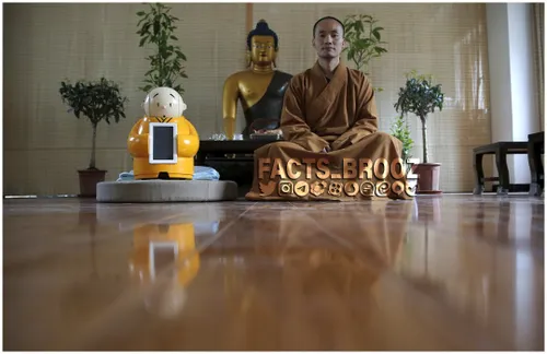 در معبد بودایی در چین ، بودایی ها یک ربات ساخته اند و جای