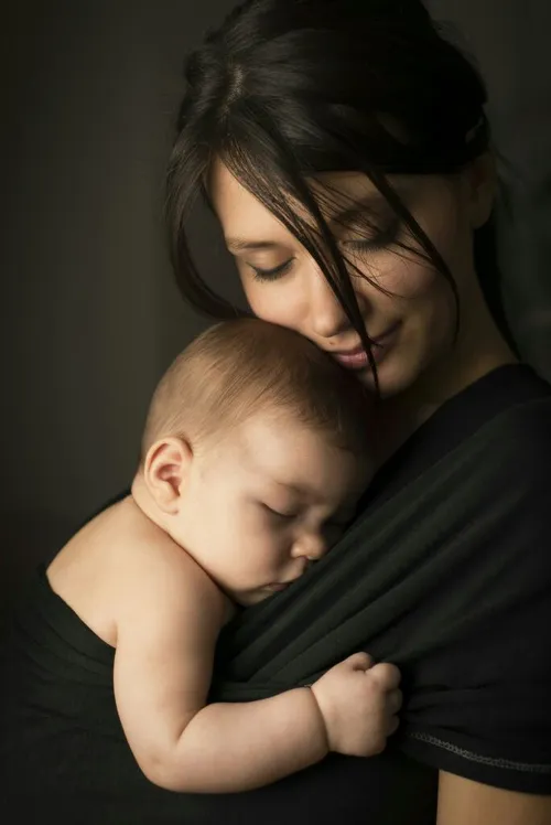 آغوش تو امن ترین اغوش دنیاست مادر
