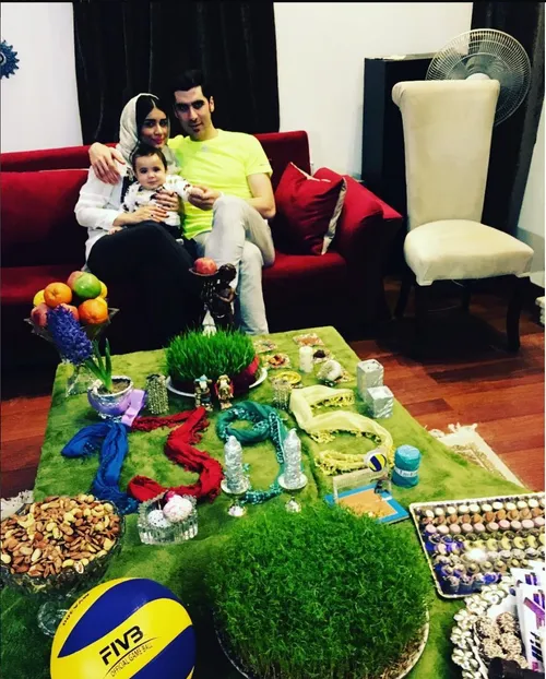خانواده کوچیک محمودی با ی سفره هفت سین والیبالی
