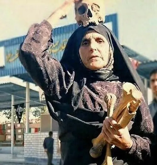 مادر شهید محمدصادق رضایی به همراه استخوان های فرزندش