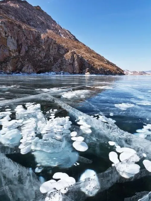منظره زیبای زمستانی از دریاچه بایکال در روسیه