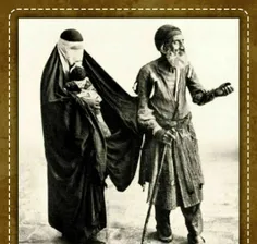🔻عکسی جالب از زن قاجاری در حال کمک به یک نابینا