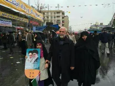 سردارشهید حسین همدانی همراه همسر و نوه در راهپیمایی22بهمن