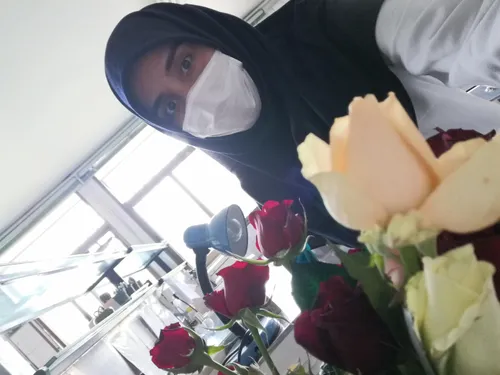 من و گلهایی که خانم دکتر امروز بهمون هدیه دادند... بیمارس