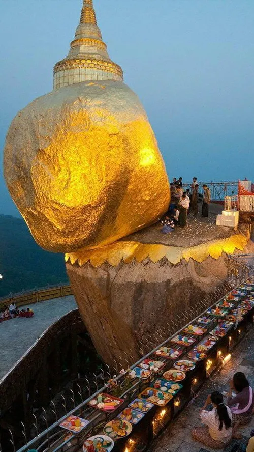 صخره طلایی در