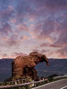 صخره فیلی ایتالیا | جلوه ای از هنر طبیعت.