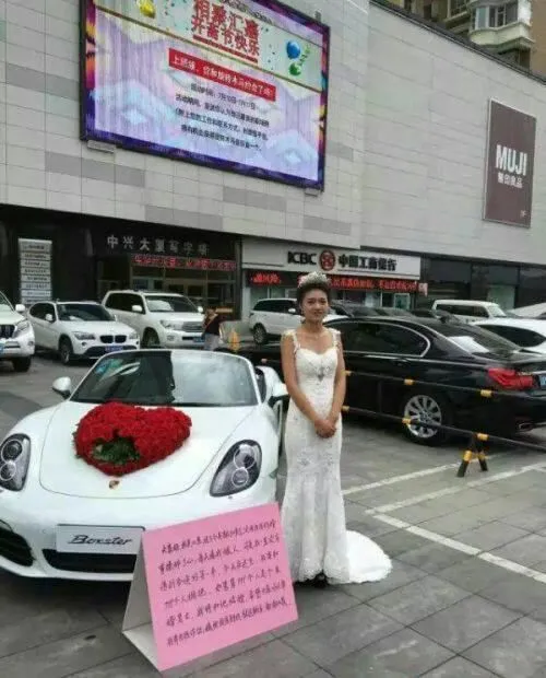 زنی با ماشین فانتزی در شانگهای
