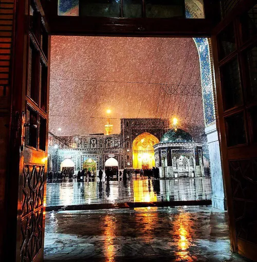 عکسی زیبا از بارش برف در حرم مطهر امام رضا(ع).