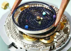 ساعت مچی ساخته شده اند که منظومه شمسی و حرکات آن را نشان 