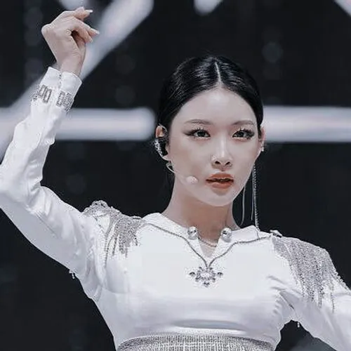 stay tonight🌘☄... chungha yiren chocolate kpop LOVE KPOP