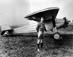 سال ۱۹۲۷- چارلز لیندبرگ، در کنار هواپیمای روح سنت لوییس، 