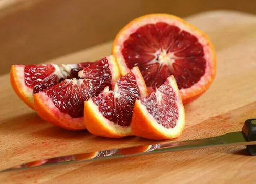 🍊 رنگ قرمز پرتقال خونی به علت وجود رنگدانه ی طبیعی آنتوسی
