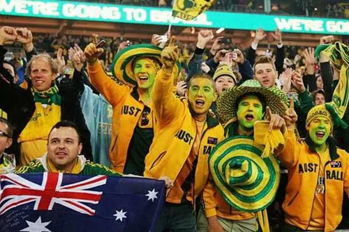 طرفداران رنگین تیم استرالیا که با نتیجه 3 بر یک تیمشان در