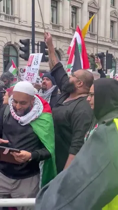 معترضین انگلیسی همراه با پرچم امام حسین به قتل و عام مردم