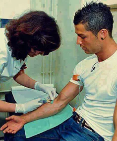 کریس رونالدو در حال اهدا خون