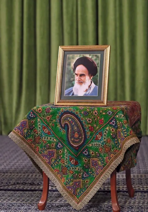 هنر دستی «پته دوزی» و قاب زیبا از امام خمینی(ره) در سخنرا