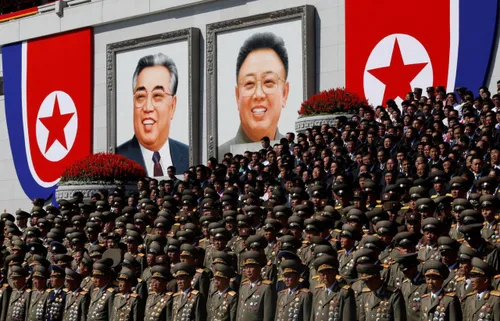 زوج ها در کره شمالی به کیم ایل سونگ و کیم جونگ قول وفادار