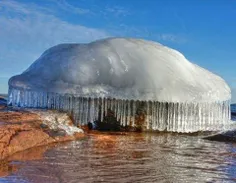 کلاهک یخی ایجاد شده روی سنگ، پس از مقداری آب شدن دوباره ی