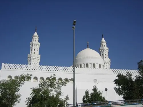 مسجد قبا در بیرون شهر مدینه قرار دارد