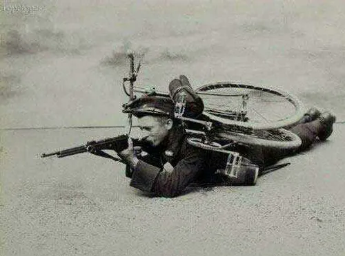 دوچرخه تاشو جنگی در اوایل قرن بیستم در فرانسه برای سرعت ع