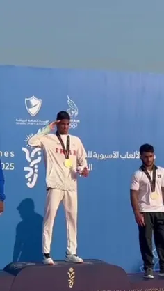 احترام نظامی سینا شکوهی ورزشکار جوان ایرانی به پرچم مقدس 