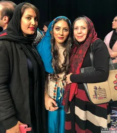 مونا فرجاد در کنار مهمانان نمایش شیرهای خان بابا سلطن