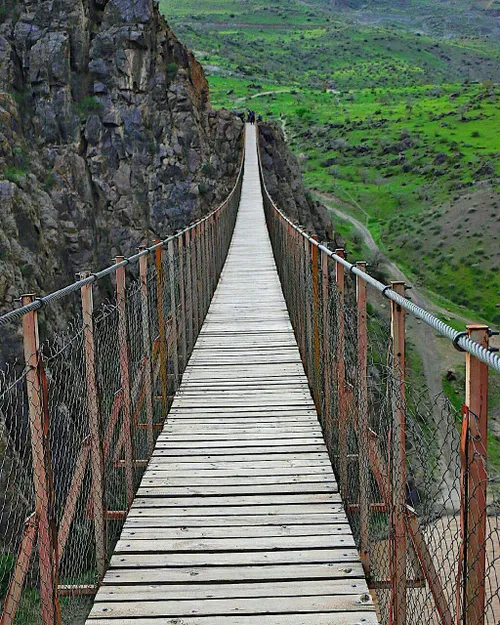 تصویری زیبا از پل معلق پیرتقی در نزدیکی بخش هشتجین از توا