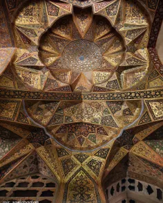 سقف زیبای «اتاق طلا»ی عمارت هشت بهشت اصفهان. 