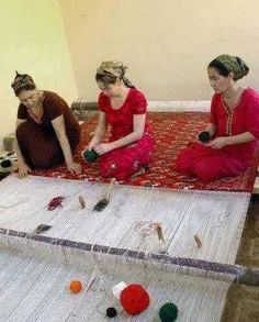 خانم های "ترکمن" در حال قالی بافی !