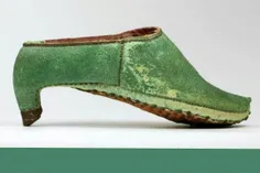 این کفش پاشنه بلند متعلق به دوران صفوی در ایران است. این 